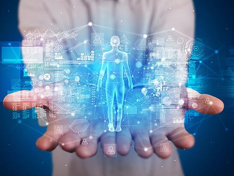 Junge Person, die eine Hologrammprojektion mit gesundheitsbezogenen Grafiken und Symbolen hält