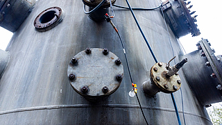 Für den aktuellen Forschungsauftrag ist dieser Fünf-Kubikmeter-Silo im Einsatz, eines der kleineren Modelle auf der Versuchsanlage. Verkabelt ist der Behälter schon. | © Hubert Braxmaier Versuchsanlage Kappelrodeck