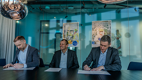 Nestlé Deutschland unterzeichnet die Vision Zero Kooperationsvereinbarung mit der BGN in einem Meetingraum