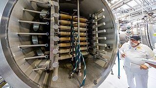 Mitarbeiter prüft Vakuumbandtrockner im Maggi-Werk Singen