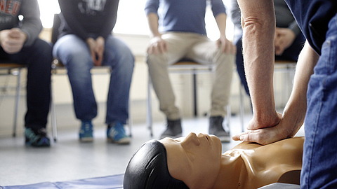 Bei einem Erste Hilfe-Kurs wird die Reanimation an einer Puppe geübt.
