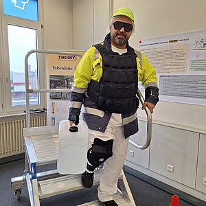Wie fühlt sich arbeiten mit Handicap an? Das erlebten Thomy-Beschäftigte in Neuss mithilfe des Simulationsanzugs GERT. | © Christoph Voormans Simulationsanzug GERT Thomy Werk Neuss