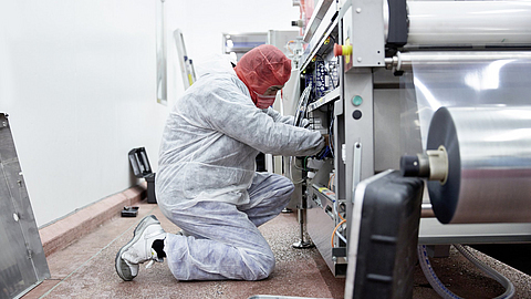 Reparaturen mit speziellem Werkzeug und Schutzanzug