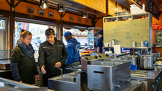 Noch ein Blick auf die Fritteusen. In Sachen Brandschutz ist hier alles in Ordnung. | © Martin Hangen München Die BGN auf dem Oktoberfest 2025, Betriebsbesichtigung Wurstbraterei