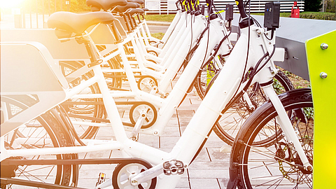 Elektromobilität / E-Bikes an Ladesäule