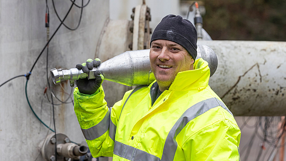 Mechaniker Peter Schweiß montiert Druckluftflaschen an einem Versuchsbehälter auf der Versuchsanlage Kappelrodeck.