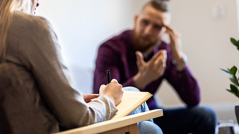 Ein Junger Mann berichtet einer Psychologin