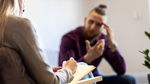 Ein Junger Mann berichtet einer Psychologin