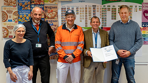 Nina Ulbrich (Fachkraft für Arbeitssicherheit Wagner), Thomas Fritsch (Aufsichtsperson BGN), Dirk Ciechowski (Fachkraft für Arbeitssicherheit Wagner), Jörg Bergmann (BGN), Martin Nicksch (Werksleiter Wagner Nonnweiler; v. l. n. r.) | © BGN | Ellen Weidenfeld Wagner-Pizza-Mitarbeiter und Vertreter der BGN freuen sich über die gemeinsame Kooperation.