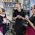 4 Mitarbeiterinnen machen Kaffeepause