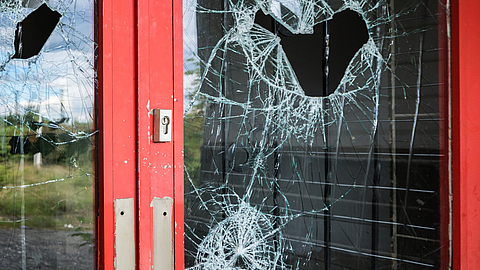 Zerschlagene Schreibe nach Einbruch | © Animaflora PicsStock - stock.adobe.com Zerschlagene Schreibe nach Einbruch