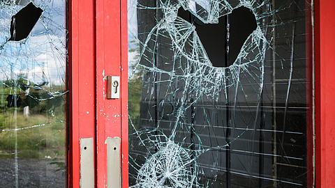 Zerschlagene Schreibe nach Einbruch