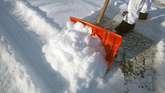 Schnee schieben, bei Glatteis streuen, Laub entfernen: Wer für die Sauberkeit und Sicherheit der Verkehrswege vor der Tür zuständig ist, muss klar geregelt sein. | © Ingo Bartussek - stock.adobe.com Schnee räumen