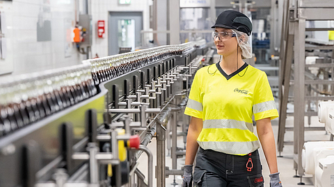 Frau in Produktionshalle Getränkeindustrie | © CCEP Frau in Produktionshalle Getränkeindustrie