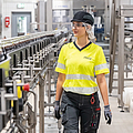 Frau in Produktionshalle Getränkeindustrie