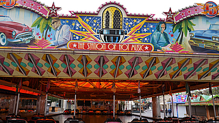 ... Neulinge in den Betrieb des Autoscooters „The Station of Hot Music“ einarbeitet. | © BGN | Ellen Weidenfeld Der Autoscooter von Edmund Diebold junior