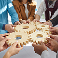 Team von Leuten, die Zahnräder verbinden | © Studio Romantic - stock.adobe.com Team von Leuten, die Zahnräder verbinden