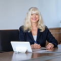 Frau Weide sitzt an einem Tisch, lächelt, hat einen Stift in der Hand und vor ihr liegen ein paar Dokumente | ©
BGN/Saskia Nagel Frau Weide sitzt an einem Tisch, lächelt, hat einen Stift in der Hand und vor ihr liegen ein paar Dokumente