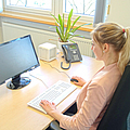 Frau am Bildschirmarbeitsplatz im Büro