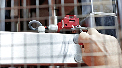 Manipulation einer Schutzeinrichtung (Schutzschalter) | © Oliver Rüther/BGN Manipulation einer Schutzeinrichtung (Schutzschalter)