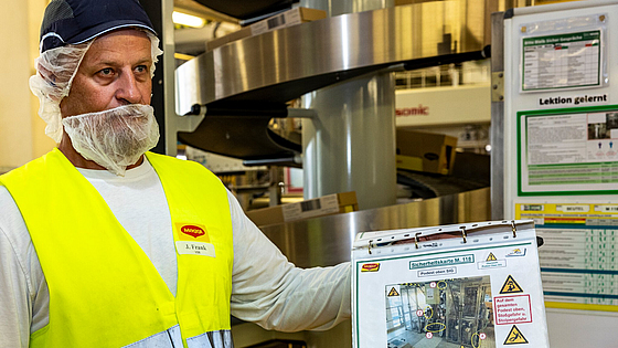 Mitarbeiter zeigt Sicherheitskarte im Maggi-Werk Singen