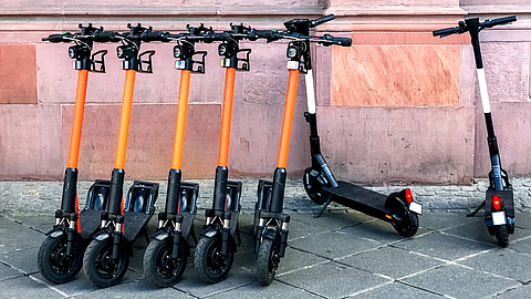 Miet E Scooter auf dem Bürgersteig