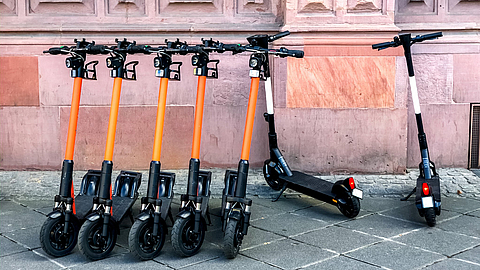 Miet E-Scooter auf dem Bürgersteig