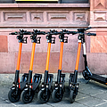 Miet E-Scooter auf dem Bürgersteig | © Sina Ettmer - stock.adobe.com Miet E-Scooter auf dem Bürgersteig