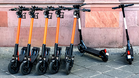 Miet E-Scooter auf dem Bürgersteig