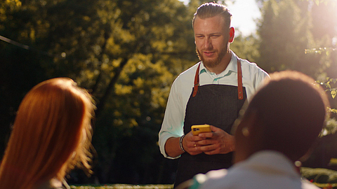 Servicekraft in der Außengastronomie