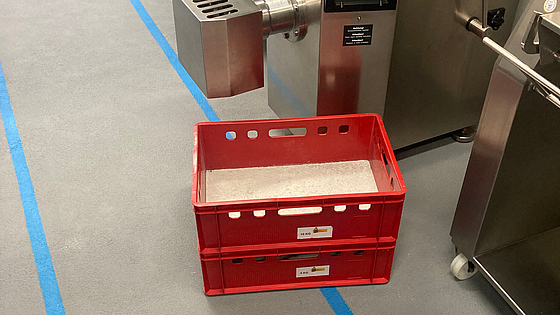 Gestapelte Kisten stehen auf dem Boden im Weg.