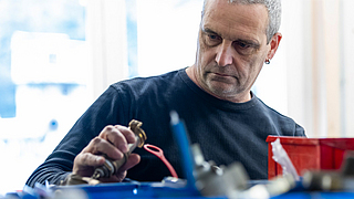 Frank Hockenberger in der Werkstatt der Versuchsanlage Kappelrodeck