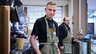 Der perfekte Kaffee? Kein Problem für Simon Grünig (links) und Jan Meister (hinten) – dank Kaffeemaschine mit integriertem Computer. | © Dominik Buschardt Simon Grünig arbeitet im Café Coffee, Brownies and Downies