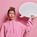 Aufnahme einer nachdenklichen Frau mit Kommunikationsblase Sweatshirt vor rosa Hintergrund