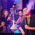 Eine Gruppe junger Menschen in einer Shisha-Bar