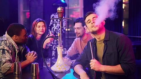 Eine Gruppe junger Menschen in einer Shisha-Bar