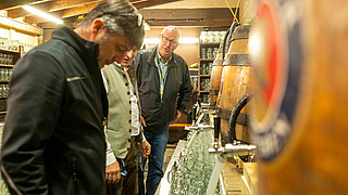 Besichtigung von einer der insgesamt vier Schänken. Hier werden täglich tausende Liter Bier gezapft. | © Martin Hangen München Die BGN auf dem Oktoberfest