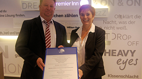 Erste Hotelkette mit prämiertem Arbeitsschutzmanagement, Urkundenüberganbe bei Premier Inn