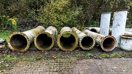 Diverse Rohre und Verbindungsstücke auf der Versuchsanlage Kappelrodeck