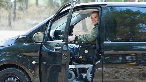 Gehbehinderter Mann fährt Auto