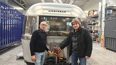 Roka-Betriebsleiter Thorsten Burggraf (links) und Rolf Schwebel, BGN-Branchenkoordinator Gastgewerbe, vor einem Foodtruck. | © BGN | Ellen Weidenfeld Rolf Schwebel und Thorsten Burggraf vor einem Foodtruck