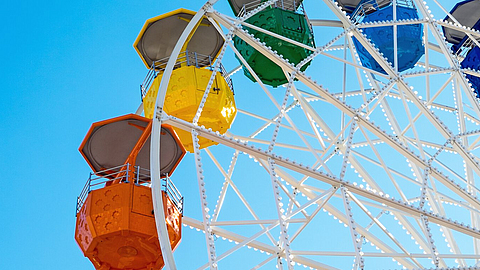 Buntes Riesenrad vor blauem Himmel.