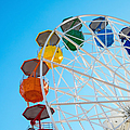 Buntes Riesenrad vor blauem Himmel.