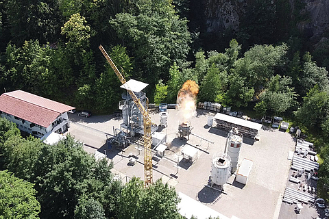 Nachhaltig beeindruckend – dabei wird bei diesem Explosionsversuch nicht einmal der größte Silo im Steinbruch „geschossen“. (Luftaufnahme aus dem Sommer 2024) | © BGN / Sebastian Nissle Luftaufnahme Explosionsversuch Kappelrodeck