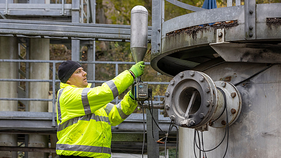 Mechaniker Peter Schweiß montiert Druckluftflaschen an einem Versuchsbehälter auf der Versuchsanlage Kappelrodeck.