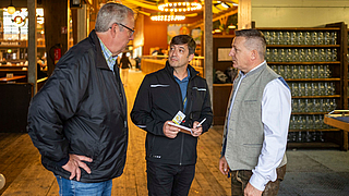 Alle Beteiligten sind zufrieden. Die Ergebnisse der Bierzeltbesichtigung werden dokumentiert, die wenigen Beanstandungen innerhalb der nächsten Tage kontrolliert. | © Martin Hangen München Die BGN auf dem Oktoberfest
