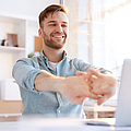 Sich strecken im Home-Office