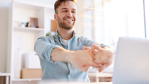 Sich strecken im Home-Office | © Seventyfour - stock.adobe.com Sich strecken im Home-Office