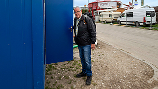 In aller Regel ist Aufsichtsperson Ernst Jacob der erste, der morgens den BGN-Container aufschließt. | © Martin Hangen München BGN auf dem Oktoberfest 2025