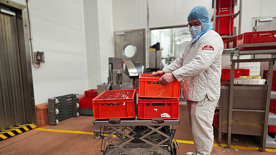 Ergonomisches Arbeiten mit Scheren-Hubwagen